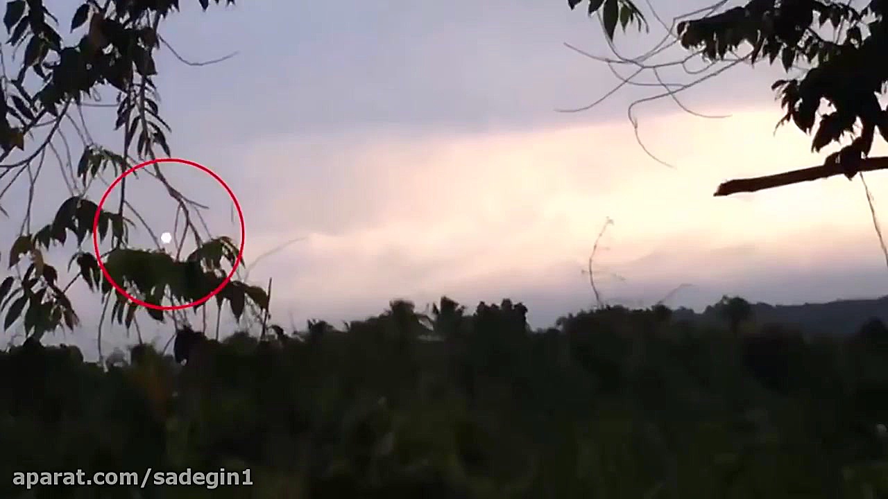 Eerie moment ‘UFO speeds after passenger jet and overtakes it’ !! UF زمان952ثانیه