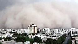 لحظه وارد شدن طوفان سرخ به شهر یزد