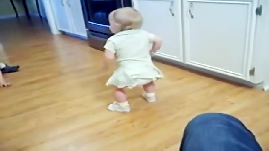 Стриптиз девочек для мальчиков. Гифки дети танцуют. Мальчик танцует попой. Малыш танцует попой. Танцы для мальчиков.