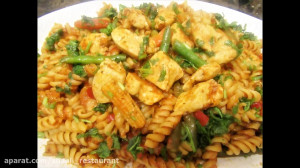 ماکارونی با مرغ و سبزیجات