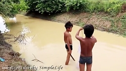 اطفال یصیدو اخطر واكبر افعى فی...