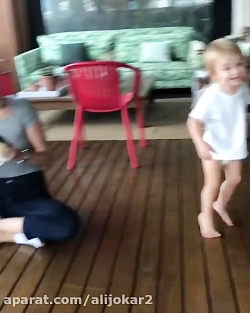 رقص دختر بچه با پوشاک برای مام...