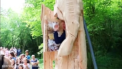 هنرمند فرانسوی خود را داخل مجس...