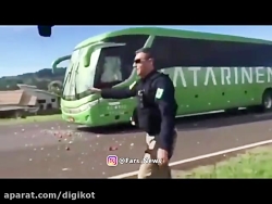 حمله با سنگ به اتوبوس حامل باز...