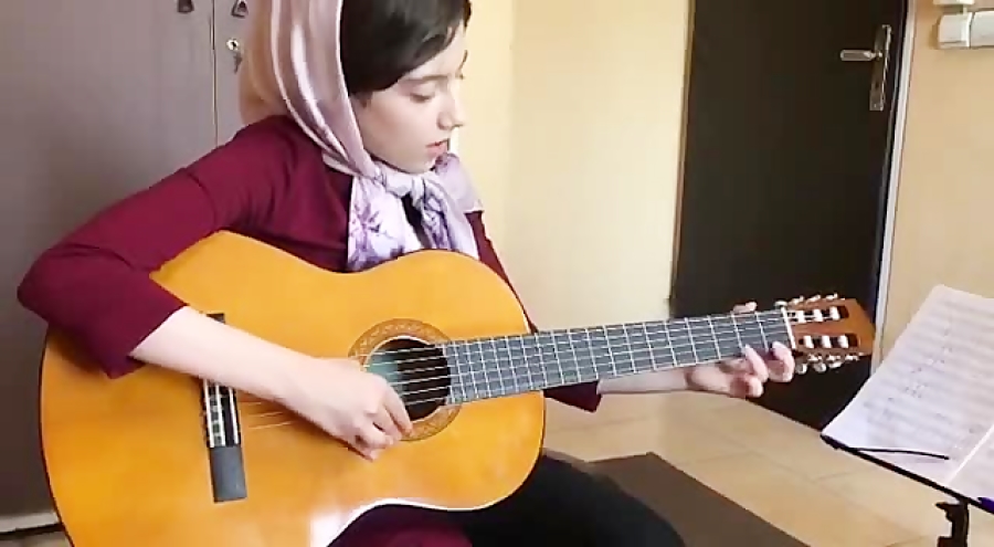 ساغر مهدی‌زاده تمرین راک هنرجوی گیتار فرزین نیازخانی