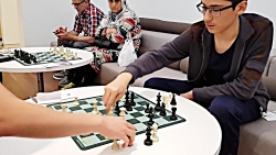 علیرضا فیروزجا در حال آنالیز ب...