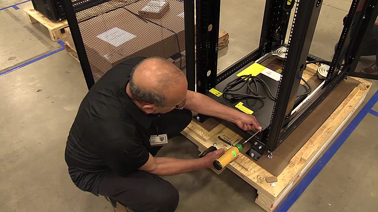Installing an HPE UPS in an HPE Rack میکرونیدلینگ