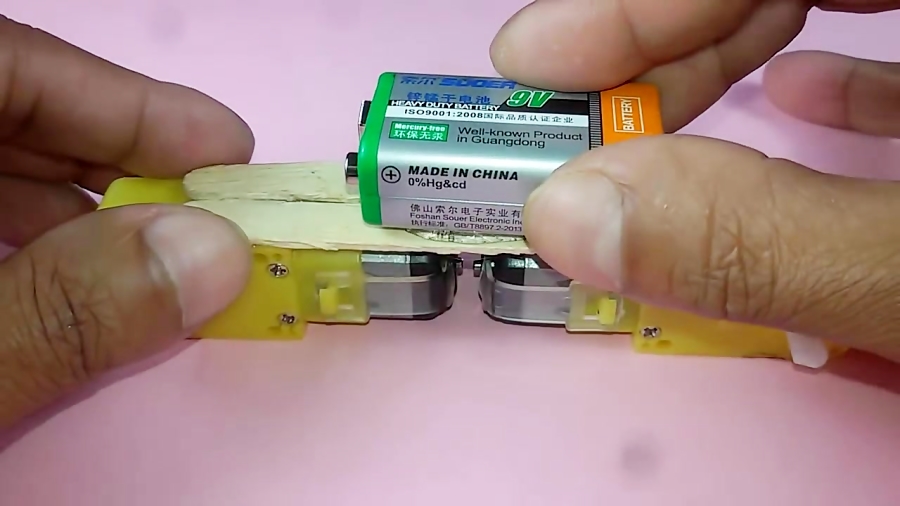 Crabs Attack a Cat How to make a crabs robot using gear motor