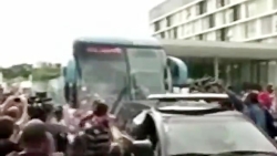 محاصره اتوبوس برزیل توسط معترض...