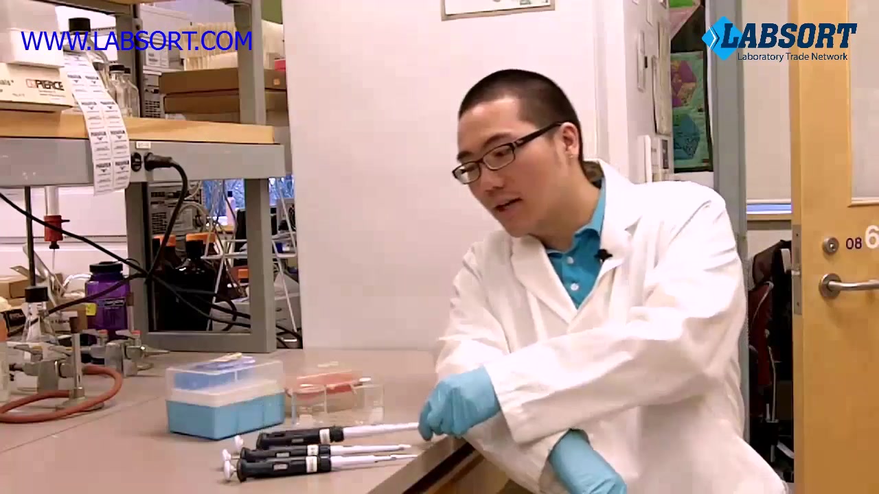 آموز کار با میکرو پیپت (سمپلر) تزریق ژل