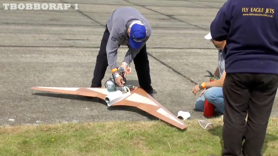 ① RC SCHAPEL SA882 TAILLESS FLYING WING JET