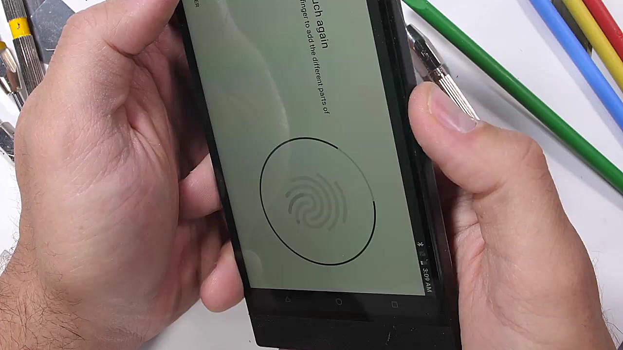 تست مقاومت گوشی RAZER Phone 2 کلینیک پوست