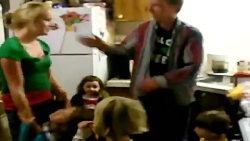 بلند کردن برادر توسط خواهر کوچ...