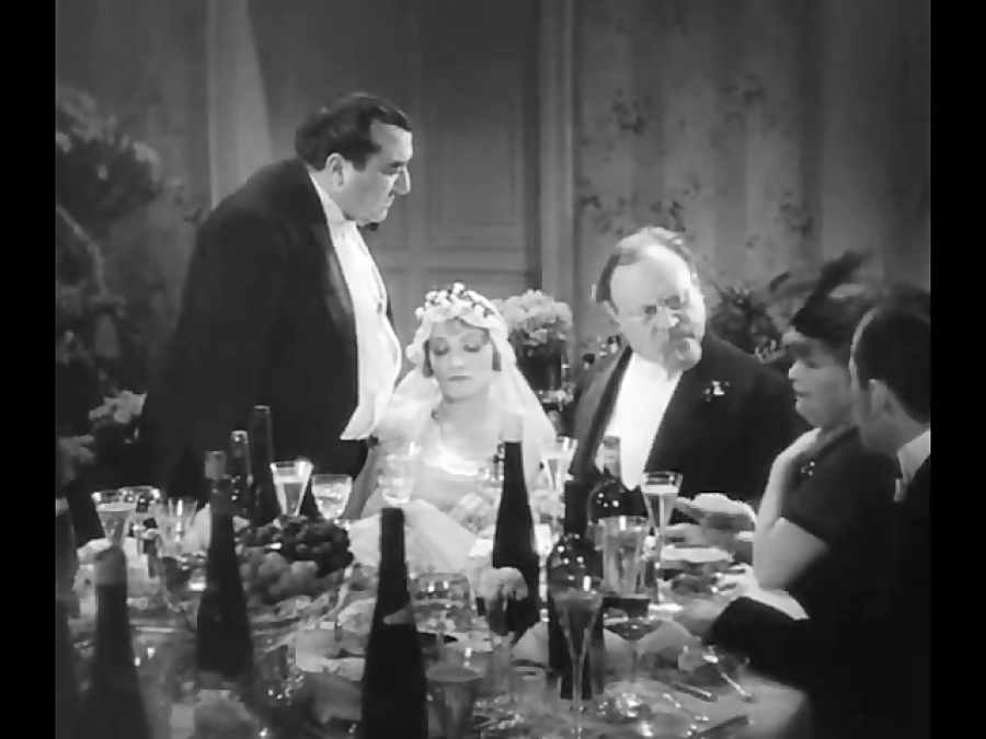 سکانسی از فیلم "فرشته آبی" (1930) زمان98ثانیه