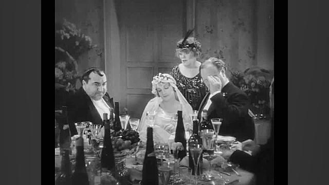 سکانسی از فیلم "فرشته آبی" (1930) زمان98ثانیه