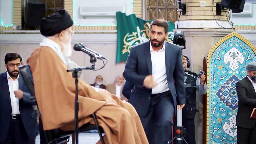 عکس حسین طاهری با رهبر