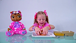 استیسی با خوراکی اسباب بازی جا...