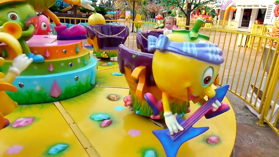 استیسی در محوطه شهربازی بازی م...