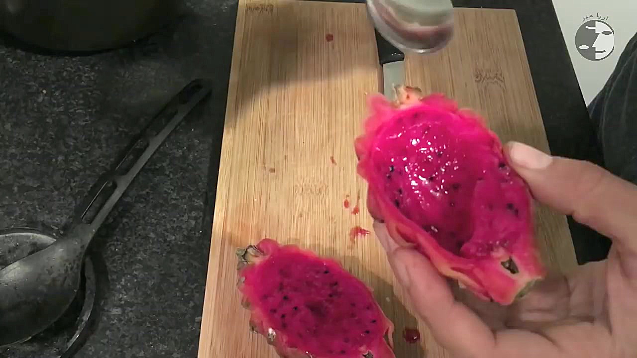 How To Eat Red Dragon Fruit - معرفی و آموزش خوردن میوه اژدهای سرخ زمان187ثانیه