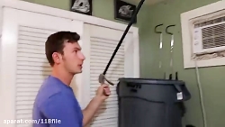 غذا دادن به مارهای وحشی در حیا...