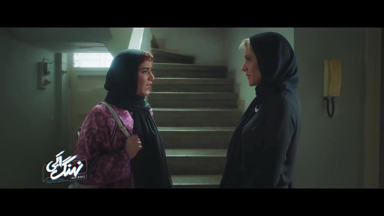 . . نماهایی از قسمت ۱۳ سریال نهنگ آبی. معذرت خواهی غزل (ستاره پسیانی) از مروارید زمان66ثانیه