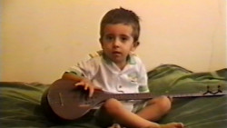 نوازندگی کودک خردسال در 3 سالگ...