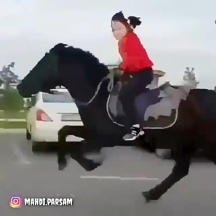 دخترک اسب سوار با صداگذاری شیرین
