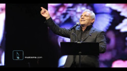 مهران مدیری مردم را به رقص در...