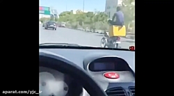 نشستن خطرناک و غیر معمول موتور...