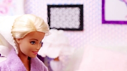 باربي و كن در اتاق خواب عروسك...