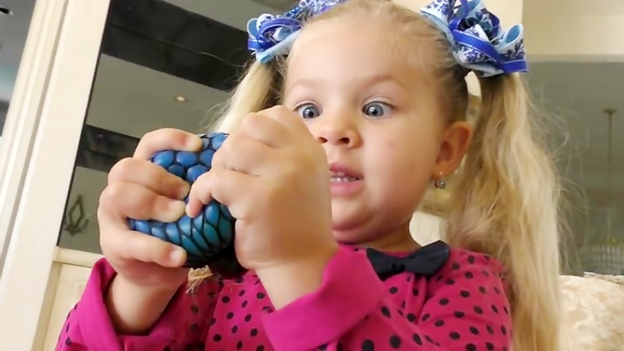 بازی دیانا با توپ های بادی و ژ...