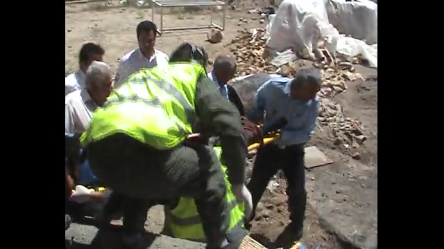 اورژانس 115 در حال امداد رسانی در صحنه حادثه لیفت صورت
