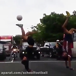 فوتبال نمایشی سر چهار راه!! (ه...