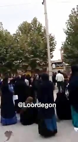 تجمع مردم خشمگین چنار محمودی در برابر فرمانداری لردگان