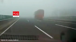 تصادف کامیون در مه شدید