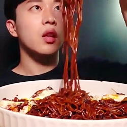 چالش غذا خوری..[خوردن نودل]^^