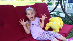 دیانا وروما  بازی با اسباب باز...