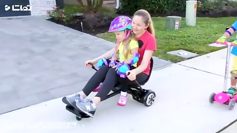 دیانا و روما اسکوتر سواری میکن...