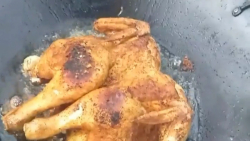 آشپزی در طبیعت مرغ سرخ شده به همراه سس مخصوص