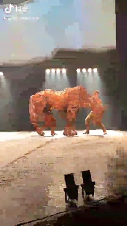 حرکات نمایشی اسب