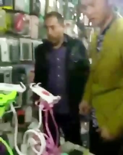 ایرانیه رفته چین داره سعی میکن...