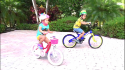 بازی دیانا و روما با عروسک و ا...