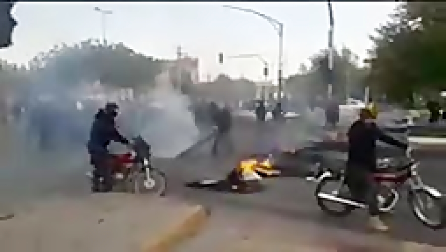 آتش زدن بانک شهر و به غارت برد...