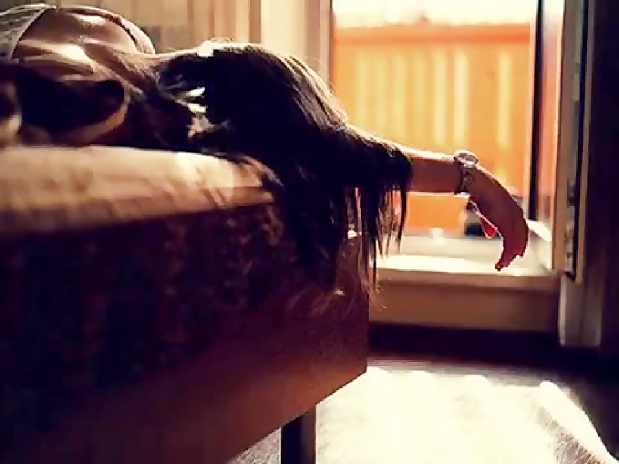 Девушке плохо. Уставшая брюнетка. Надоело фото. Фото я устала. Статус на аватарку со смыслом.