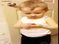 وداع معصومانه بچه با ماهی مرده