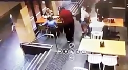 حمله وحشیانه به زن بادار مسلما...