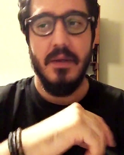 (دابسمش خنده دار) ول کنم به چش...