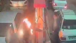 صحنه به آتش کشیدن کارگر پمپ بن...