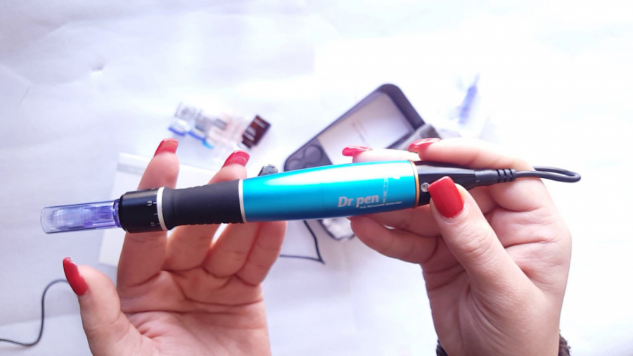 آموزش کار با دستگاه میکرونیدلینگ A1-w شارژی | از بین بردن لک و چروک پوست صورت جراحی گوش