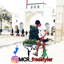 حرکات نمایشی با توپ در دروازه...